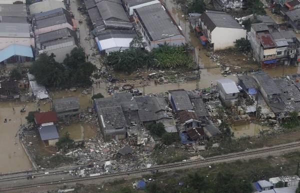 <i>Vista aérea de una zona inundada en Hat Yai mientras la situación de las inundaciones comienza a disminuir, provincia de Songkhla, Tailandia, 28 de noviembre de 2025. Graves inundaciones en nueve provincias del sur han causado más de 100 muertos y afectado a más de 2,7 millones de residentes, según Wirun Supasingsiripricha, director del Instituto de Medicina Forense del Hospital General de la Policía. (Inundaciones, Tailandia) EFE/EPA/NARONG SANGNAK</i>