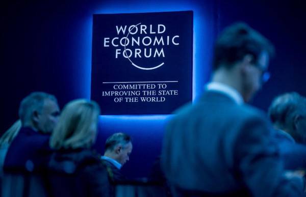 <i>Los participantes esperan una sesión en la reunión anual del Foro Económico Mundial (FEM) en Davos. FOTO Fabrice COFFRINI / AFP</i>