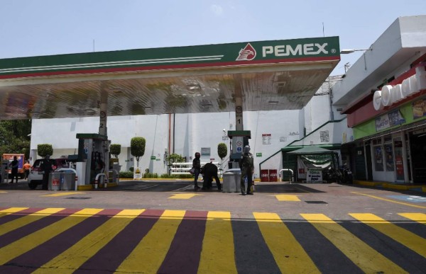 Picture taken at gas station of Mexico's state oil company Pemex, in Mexico City on April 20, 2020 during the coronavirus COVID-19 pandemic. - Oil prices ended New York trading in the negative on Monday for the first time ever, as a supply glut caused largely by the coronavirus pandemic's hit to demand, forced traders to pay others to take the commodity. With space to store oil scarce, US benchmark West Texas Intermediate for May delivery ended trading at -$37.63 a barrel ahead of Tuesday's close for futures contracts -- when traders who buy and sell the commodity for profit would have had to take physical posession of it. (Photo by Alfredo ESTRELLA / AFP)