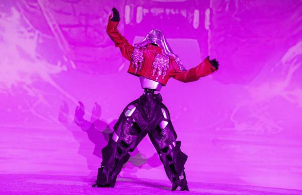 <i>Un robot humanoide realiza una coreografía de K-Pop durante la inauguración del Galaxy Robot Park en Seúl, Corea del Sur, el 15 de mayo de 2026. EFE/EPA/JEON HEON-KYUN</i>