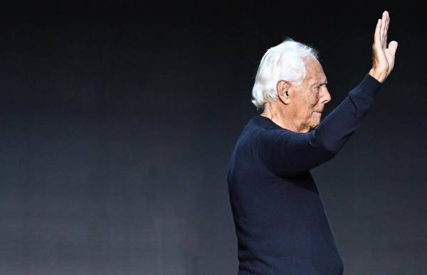 <i>MILÁN (Italia), 04/09/2025.- (ARCHIVO) - El diseñador de moda italiano Giorgio Armani saluda al público durante la Semana de la Moda de Milán, en Milán, Italia, el 21 de septiembre de 2023 (4 de septiembre de 2025). Armani falleció a los 91 años, según confirmó su compañía el 4 de septiembre de 2025. (Moda, Italia) EFE/EPA/DANIEL DAL ZENNARO</i>