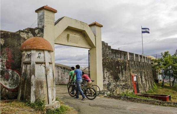 <i>(ARCHIVOS) Turistas llegan a la Fortaleza El Coyotepe, administrada por la Asociación de Boy Scouts de Nicaragua, en Masaya, Nicaragua, el 16 de enero de 2018. FOTO Inti OCON / AFP</i>