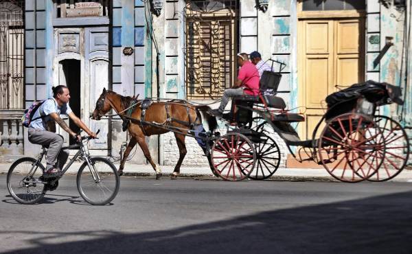 <i>Personas transitan por una calle en La Habana (Cuba). EFE/ Ernesto Mastrascusa</i>