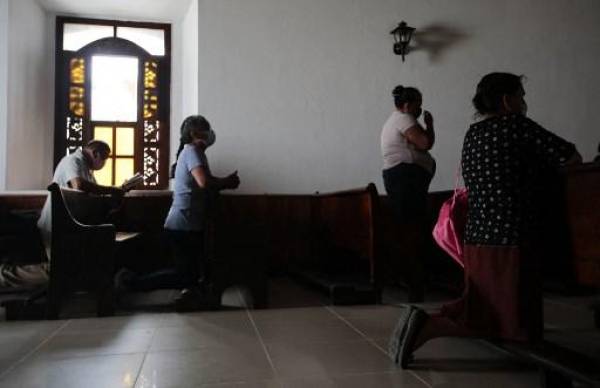 La gente reza en la Catedral de Matagalpa en Matagalpa, Nicaragua, el 19 de agosto de 2022. El 19 de agosto de 2022, la policía nicaragüense sacó por la fuerza al obispo católico y crítico del gobierno Rolando Álvarez de su residencia oficial después de dos semanas bajo asedio, dijo la Iglesia y grupos de derechos que no tenían noticias sobre su paradero. OSWALDO RIVAS / AFP