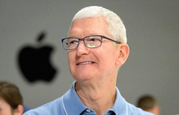 <i>Tim Cook dijo que espera que las ventas de iPhone en el trimestre actual, centrado en las vacaciones, crezcan en dos dígitos año tras año y que los ingresos generales de Apple crezcan entre un 10 y un 12 % año tras año.. (Photo by Josh Edelson / AFP)</i>