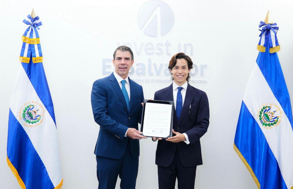 <i>CEO de Productos Alimenticios DIANA, Armando Mendiola, junto a Rodrigo Ayala, presidente de Invest El Salvador. Foto de cortesía</i>