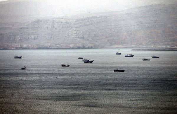 Imagen de archivo de varios barcos comerciales en el Estrecho de Ormuz. EFE/Ali Haider