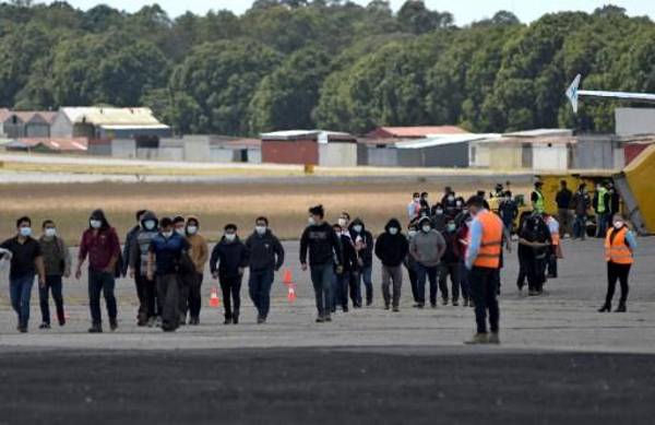 <i>El informe de la OIM detalló que el 97 % de los retornados a Honduras son adultos, mientras que el 3 % restante está integrado por niños. Foto de EFE</i>