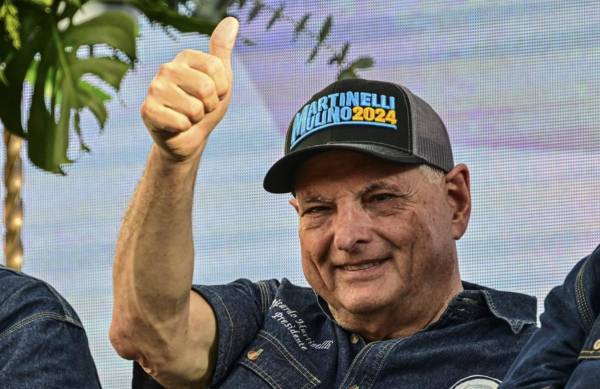 <i>El expresidente y candidato presidencial panameño Ricardo Martinelli saluda durante un mitin político en la ciudad de Panamá el 3 de febrero de 2024. FOTO MARTÍN BERNETTI / AFP</i>