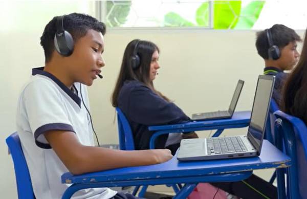 <i>Para Centroamérica, la experiencia salvadoreña abre una discusión sobre cómo utilizar la IA para atender desafíos educativos persistentes, especialmente en sistemas que necesitan mejorar resultados y ampliar oportunidades. (Foto: Banco Mundial)</i>