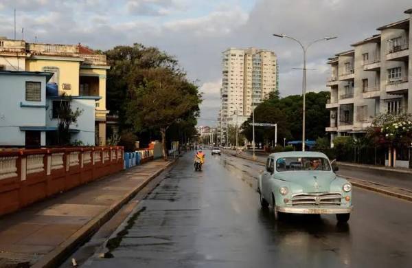 <i>El Centro de Estudios de la Economía Cubana, adscrito a la Universidad de La Habana, estima que el PIB del país se contrajo alrededor de 5% en 2025, el tercer año consecutivo de caída. (Foto: DW)</i>
