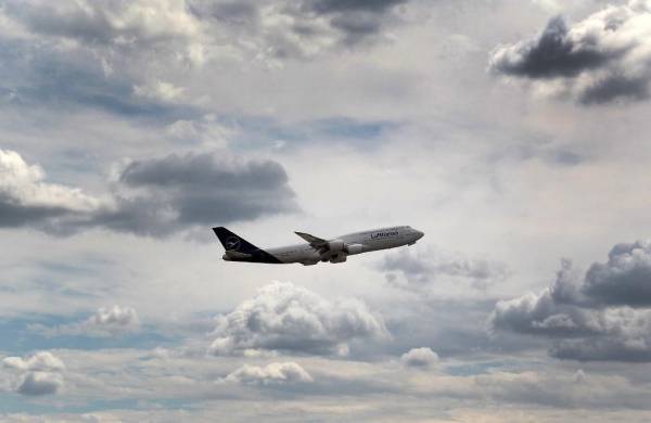 <i>(ARCHIVOS) En esta foto de archivo tomada el 1 de agosto de 2022, se ve un Boeing 747 de Lufthansa en el aeropuerto de Fráncfort del Meno, en el oeste de Alemania. - Boeing se despedirá oficialmente el 31 de enero de 2022 del jumbo jet original, el 747, mientras realiza su entrega comercial final de un avión que democratizó el vuelo y sirve a los presidentes de EE. UU. (Foto de Daniel ROLAND / AFP)</i>