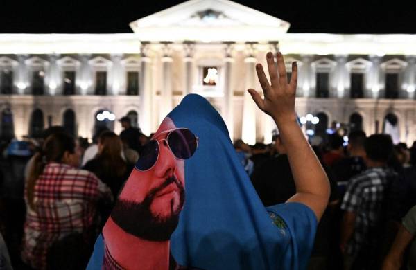 <i>Los partidarios del presidente salvadoreño Nayib Bukele se reúnen frente al Palacio Nacional para celebrar su reelección durante las elecciones presidenciales y legislativas en San Salvador el 4 de febrero de 2024. FOTO MARVIN RECINOS / AFP</i>