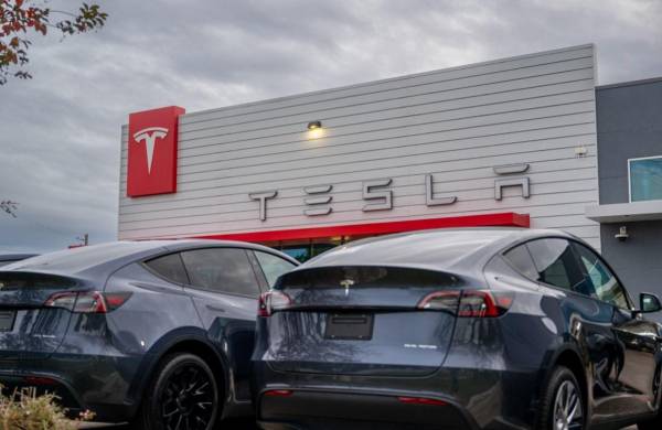 <i>'Tesla se moverá inmediatamente para celebrar una votación de accionistas para transferir el registro de la empresa a Texas', dijo el magnate. FOTO AFP</i>