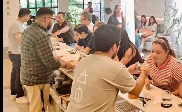 <i>Alquimia Coffee, una microtostaduría que trabaja directamente en origen, fue reconocida por su enfoque contemporáneo. (Foto: Cortesia).</i>