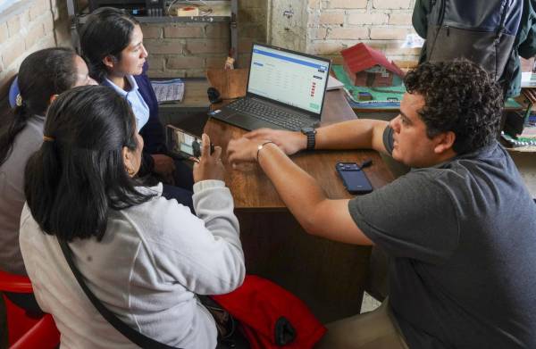 <i>Más de 32 000 hogares rurales de Bangladés, Bolivia, El Salvador, Guatemala, Honduras y Perú accedieron en los dos últimos años a las soluciones digitales elaboradas por 15 startups tecnológicas. Foto de cortesía</i>