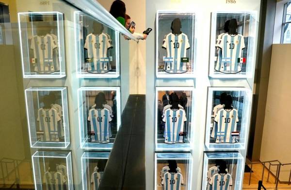 <i>Los visitantes observan una parte de las seis camisetas usadas en partidos de la Copa Mundial de la FIFA 2022 que pertenecen al delantero argentino número 10 del Inter Miami, Lionel Messi, durante una vista previa de los medios de una subasta de Sotheby's en la ciudad de Nueva York el 30 de noviembre de 2023. FOTO TIMOTEO A. CLARY / AFP</i>
