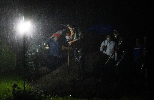 Nicaragua realiza ‘entierros exprés’ por la noche, en plena pandemia