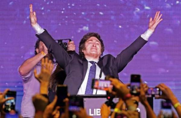 Javier Milei, un hombre que busca la presidencia Argentina y eliminar el Banco Central
