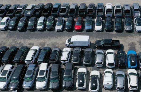 <i>Vehículos nuevos se encuentran en el lote de un concesionario Ford el 3 de octubre de 2023 en Miami, Florida. Los fabricantes de automóviles estadounidenses muestran un aumento en las ventas en el tercer trimestre, incluso con las huelgas sindicales en curso. FOTO Joe Raedle/Getty Images/AFP </i>