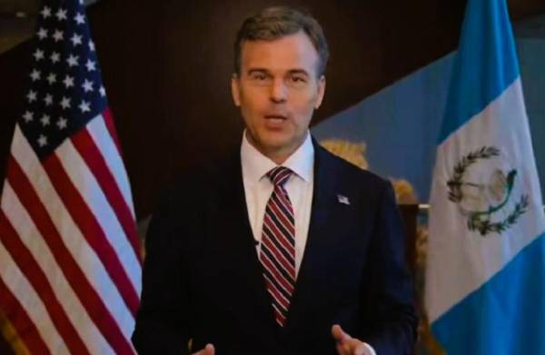 El encargado de negocios de la Embajada de Estados Unidos en Guatemala, John M. Barrett no ahorró contundencia para advertir los riesgos en las elecciones que gestionan las Universidades. (Foto: captura de Video)