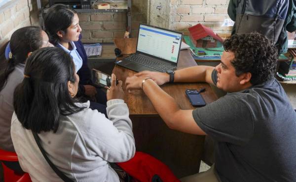 <i>Más de 32 000 hogares rurales de Bangladés, Bolivia, El Salvador, Guatemala, Honduras y Perú accedieron en los dos últimos años a las soluciones digitales elaboradas por 15 startups tecnológicas. Foto de cortesía</i>