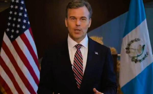 El encargado de negocios de la Embajada de Estados Unidos en Guatemala, John M. Barrett no ahorró contundencia para advertir los riesgos en las elecciones que gestionan las Universidades. (Foto: captura de Video)