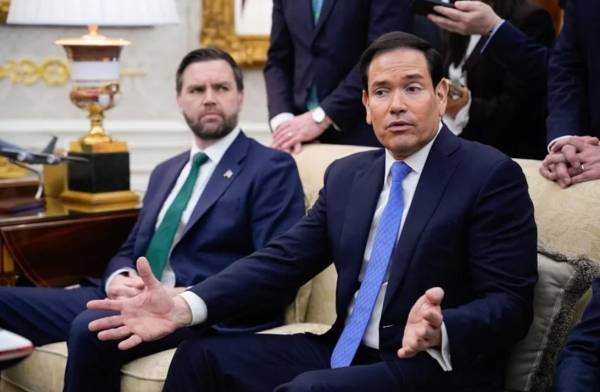 El vicepresidente JD Vance (i) y el secretario de Estado estadounidense, Marco Rubio (d), durante una reunión entre el presidente estadounidense, Donald Trump en la Oficina Oval de la Casa Blanca en Washington, DC, EE.UU., el 17 de marzo de 2026. EFE/EPA/Yuri Gripas