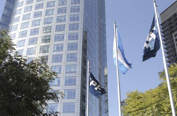 <i>Fotografía de archivo que muestra la sede de la petrolera YPF en Buenos Aires (Argentina). EFE/ David Fernández</i>