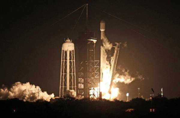 <i>Un cohete SpaceX Falcon 9 despega de la plataforma de lanzamiento LC-39A en el Centro Espacial Kennedy con la misión de aterrizaje lunar Nova-C de Intuitive Machines, en Cabo Cañaveral, Florida, el 15 de febrero de 2024. FOTO GREGG NEWTON / AFP</i>