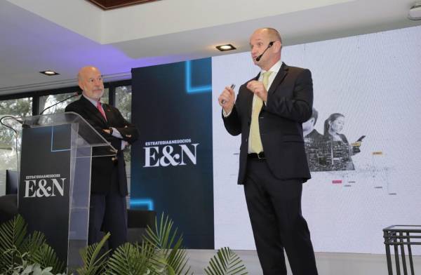 Italo Pizzolante, Founding Partner de PIZZOLANTE y Luis Maturén, CEO de Datos Group, en la presentación: “Respuestas: El desafío de modelar confianza”, donde conocimos los resultados de “Confianza y Reputación en Centroamérica 2025”, el estudio más sólido en su tipo publicado por una revista regional. Foto José Carlos Flores / E&amp;N