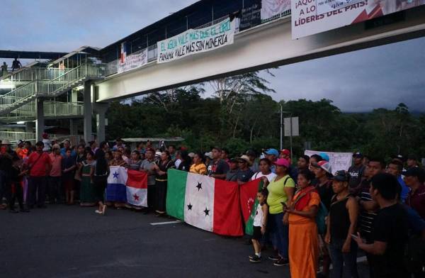 <i>La gente participa en un bloqueo de carreteras para protestar contra un gran contrato minero en una carretera principal cerca de Silimin, al oeste de Panamá, el 7 de noviembre de 2023. FOTO Bernat BIDEGAIN / AFP</i>