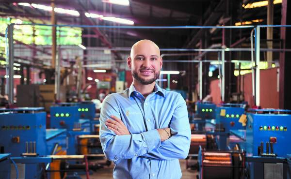 Rodrigo O’Byrne, CEO de Enerwire, una de las dos únicas empresas de manufactura eléctrica de Centroamérica. La compañía produce cerca de 12.500 toneladas anuales de conductores eléctricos y desarrolla una inversión de US$50 millones en una nueva planta en San Luis Talpa, El Salvador, que incrementará en un 50 % su capacidad de producción, fortaleciendo el suministro de infraestructura energética para la región.