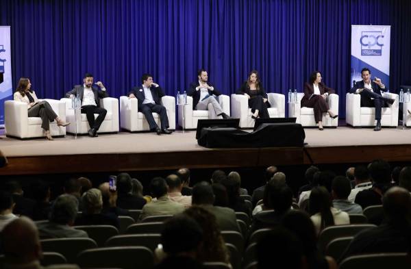 <i>Candidatos a la presidencia de Costa Rica participan en un conversatorio organizado por la Universidad Latina este viernes, en San José (Costa Rica). Candidatos a la presidencia y la vicepresidencia de Costa Rica firmaron un pacto para combatir la desinformación y los discursos de odio durante la campaña rumbo a las elecciones del próximo 1 de febrero. EFE/Jeffrey Arguedas</i>