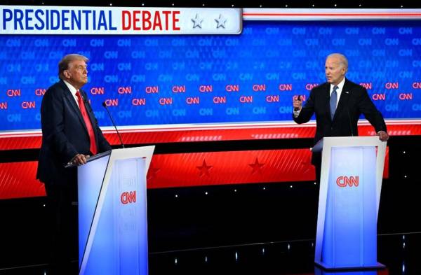 El expresidente estadounidense y candidato presidencial republicano Donald Trump abandona el escenario durante una pausa comercial mientras participa en el primer debate presidencial de las elecciones de 2024 con el presidente estadounidense Joe Biden en los estudios de CNN en Atlanta, Georgia, el 27 de junio de 2024.ANDREW CABALLERO-REYNOLDS / AFP