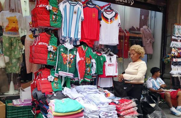 <i>La llegada de miles de aficionados también ha impulsado las ventas de pequeños comercios, que han encontrado en la fiesta futbolística un inesperado respiro económico. EFE/ Eduardo Guerra</i>