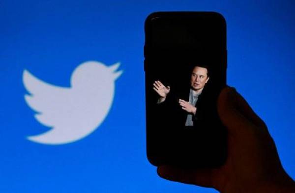 (ARCHIVOS) En esta foto de archivo tomada el 4 de octubre de 2022, la pantalla de un teléfono muestra una foto de Elon Musk con el logotipo de Twitter en el fondo, en Washington, DC. (Foto de OLIVIER DOULIERY / AFP)