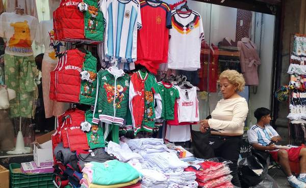 <i>La llegada de miles de aficionados también ha impulsado las ventas de pequeños comercios, que han encontrado en la fiesta futbolística un inesperado respiro económico. EFE/ Eduardo Guerra</i>