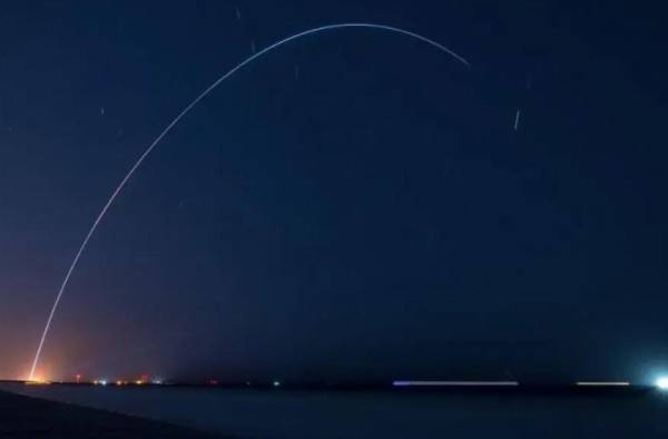 <i>FOTO Estela dejada por el primer cohete impreso en 3D tras su lanzamiento desde Cabo Cañaveral. EP</i>