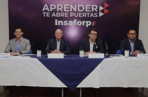 (De izquierda a derecha: Francisco Campos, director executive education de la Escuela de Comunicación Mónica Herrera; Ricardo Montenegro, presidente de Insaforp; Ramón Vega, director ejecutivo de Asociación Ágape de El Salvador y Julio Díaz, gerente de comunicaciones de Insaforp)
