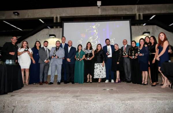 En la ceremonia se certificaron en tres categorías a diversas empresas. FOTO CORTESÍA.