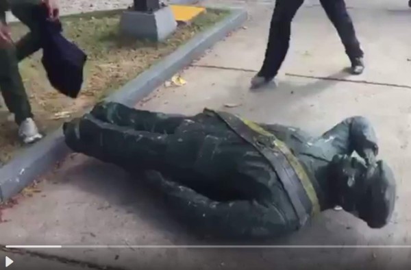 Venezuela: se viraliza derribo de estatua de Chávez en medio de una creciente violencia