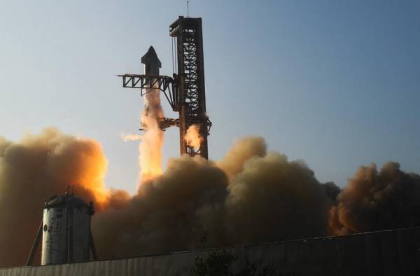 <i>La nave espacial SpaceX despega de la plataforma de lanzamiento durante una prueba de vuelo desde Starbase en Boca Chica, Texas, el 20 de abril de 2023. Patrick T. Fallon / AFP</i>