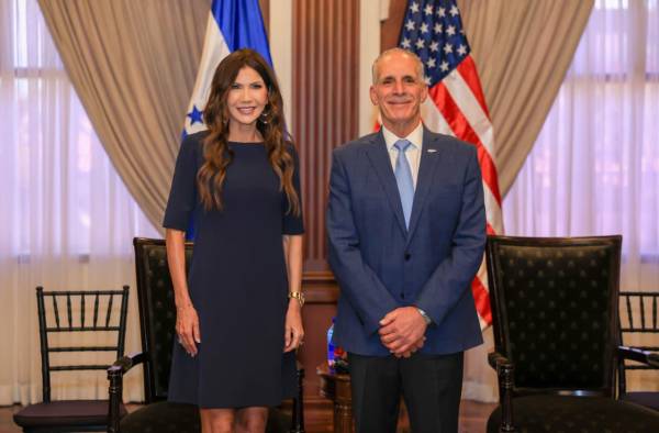 <i>El presidente de Honduras, Nasry 'Tito' Asfura, y la exsecretaria de Seguridad Nacional de Estados Unidos, Kristi Noem, se reunieron en Tegucigalpa. Foto de cortesía </i>