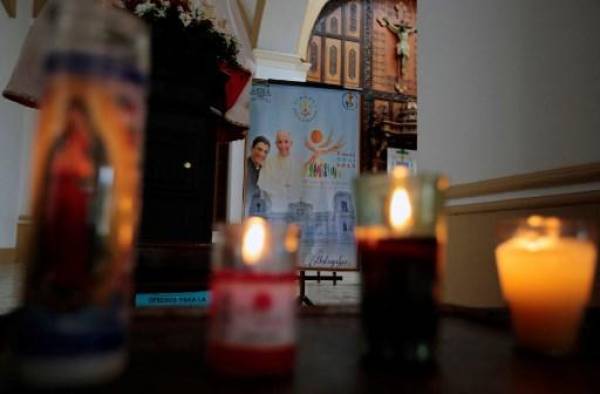 Una pancarta con una imagen de monseñor Rolando Álvarez (izquierda) y el papa Francisco (derecha) se ve en la Catedral de Matagalpa en Matagalpa, Nicaragua, el 5 de agosto de 2022. Foto de AFP