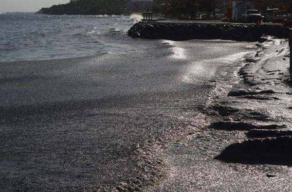 <i>Vista del derrame de petróleo en Rockly Bay en la isla de Tobago, Trinidad y Tobago, el 10 de febrero de 2024. Foto CLEMENT WILLIAMS / AFP</i>