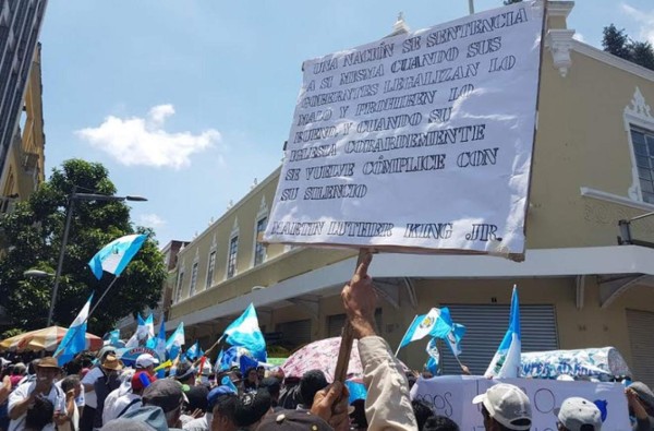 Guatemala: Los indignados copan calles y plazas en protesta anticorrupción