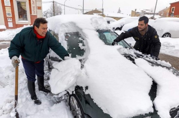 España moviliza al Ejército para rescatar conductores atrapados por la nieve