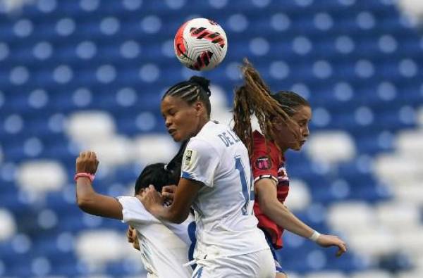 María Paula Salas (derecha) de Costa Rica y Yerenis de León (izquierda) de Panamá compiten por el balón durante su partido de fútbol por el Campeonato Femenino de Concacaf 2022 en el Estadio BBA Bancomer en Monterrey, Estado de Nuevo León, México, el 5 de julio de 2022. ALFREDO ESTRELLA / AFP