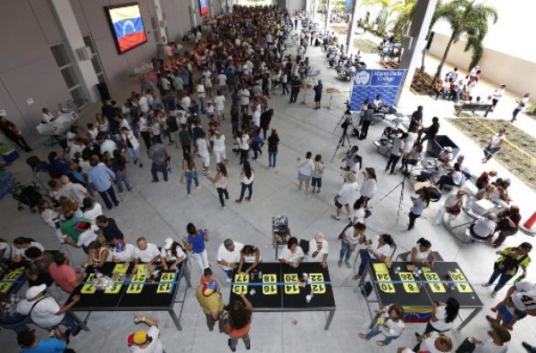 Oposición define 'ofensiva final' contra Maduro